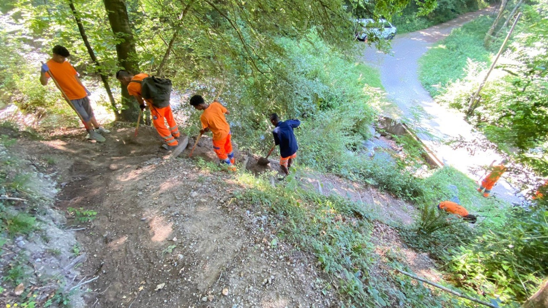 Volontari della Pro Generoso Ovest al lavoro per ripristinare un tratto di sentiero nel bosco