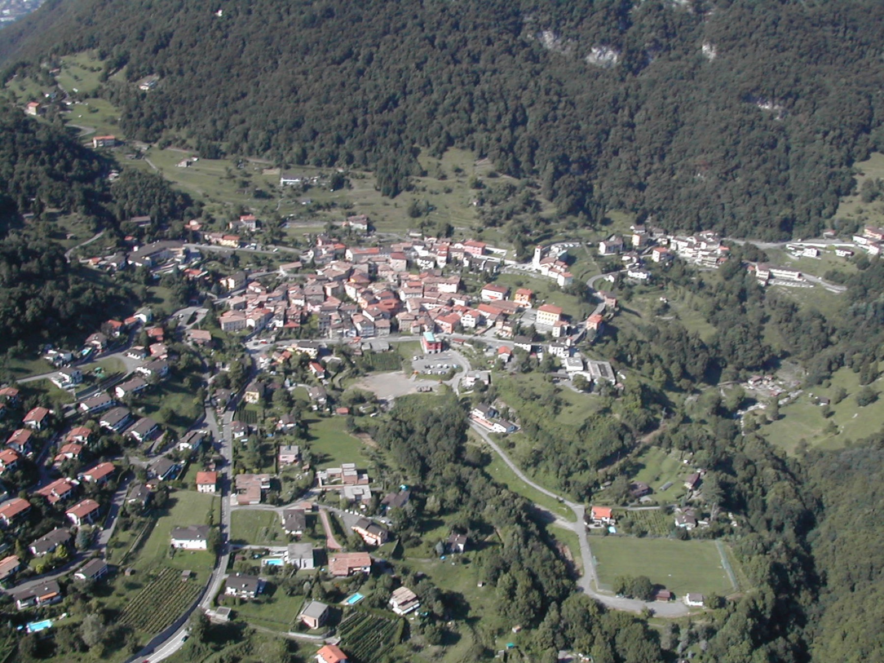 Veduta aerea del borgo di Arogno tra i boschi del Monte Generoso