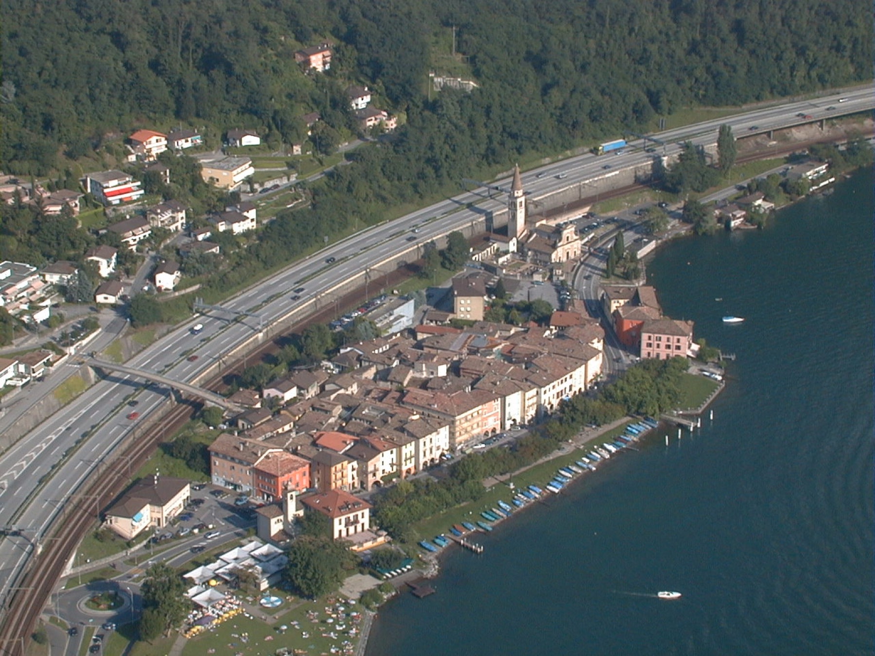 Veduta aerea di Bissone affacciato sul lago di Lugano, con il campanile