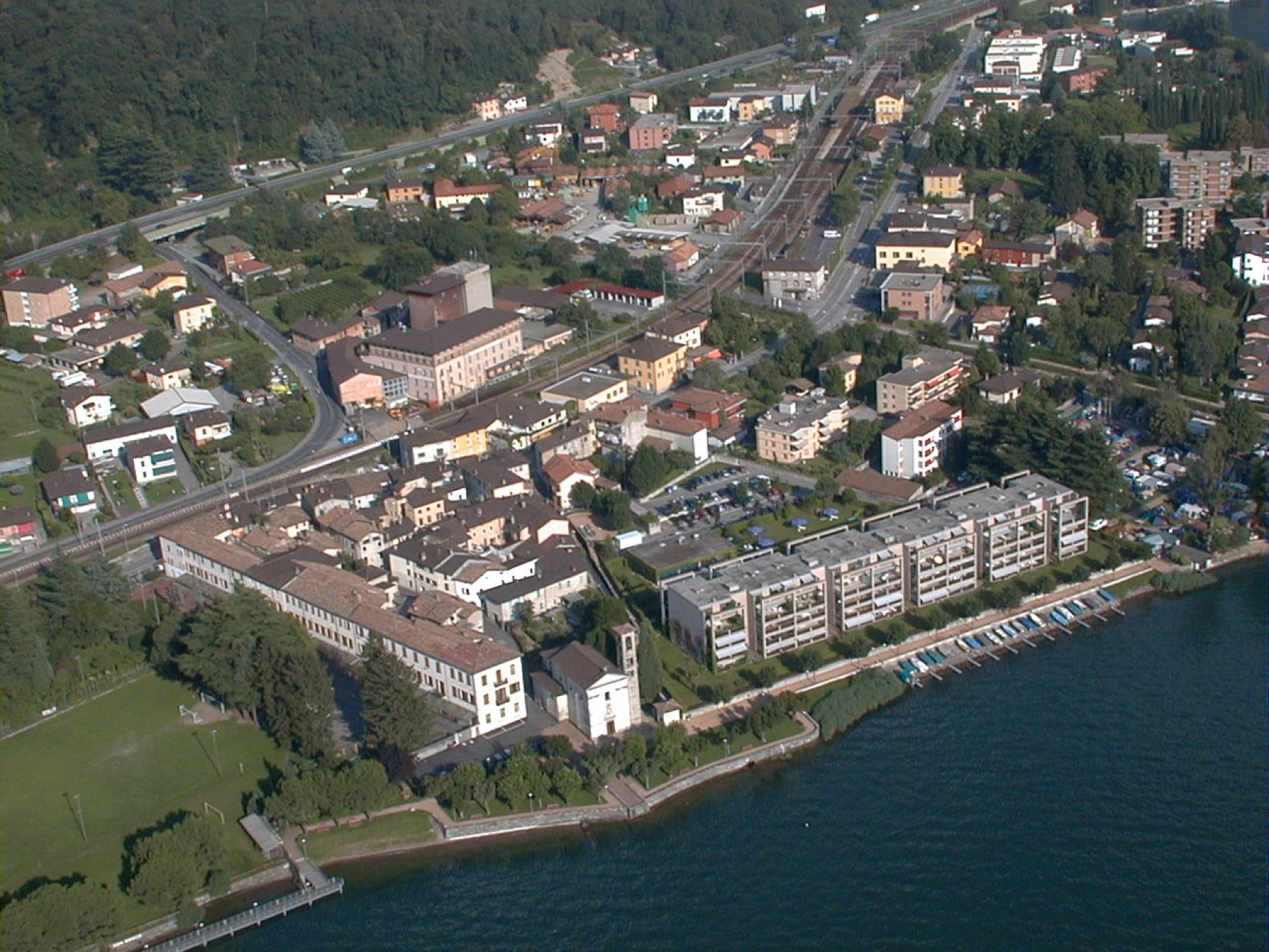 Veduta aerea di Maroggia sulla riva del lago, alla foce della Val Mara