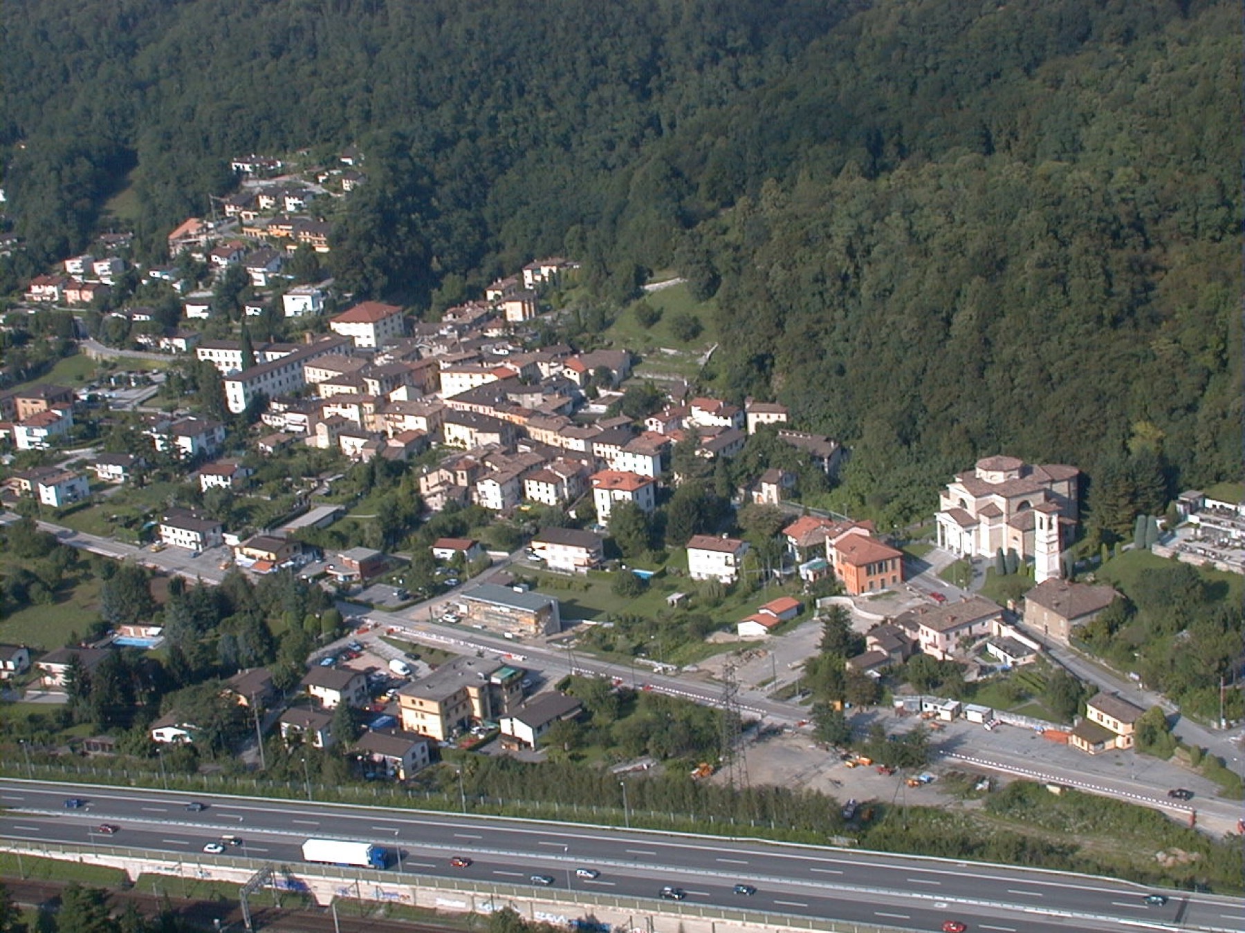 Veduta aerea di Melano ai piedi del Monte Generoso