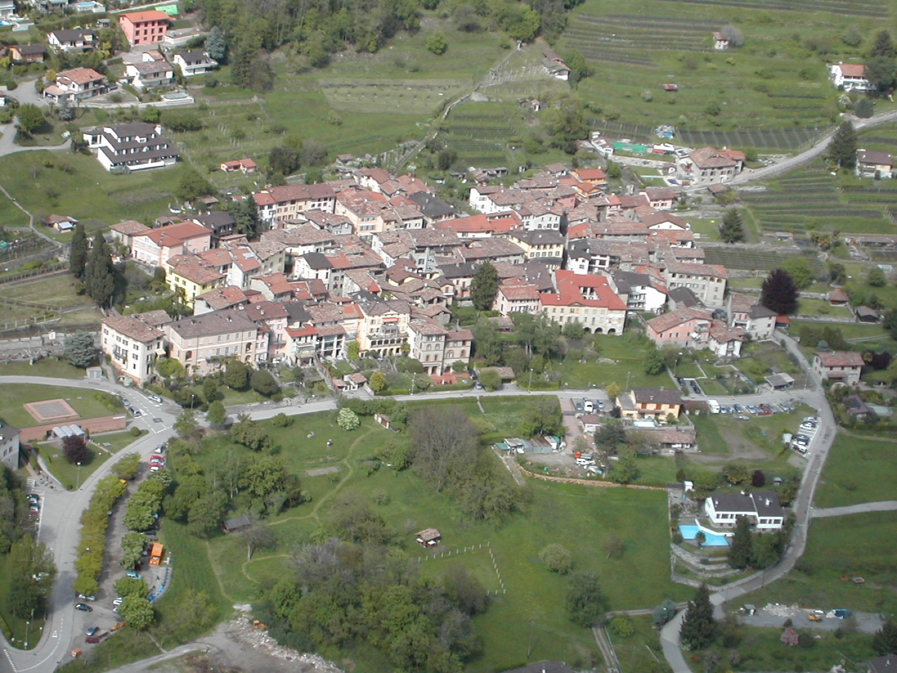 Veduta aerea del borgo di Rovio tra i terrazzamenti sopra il lago