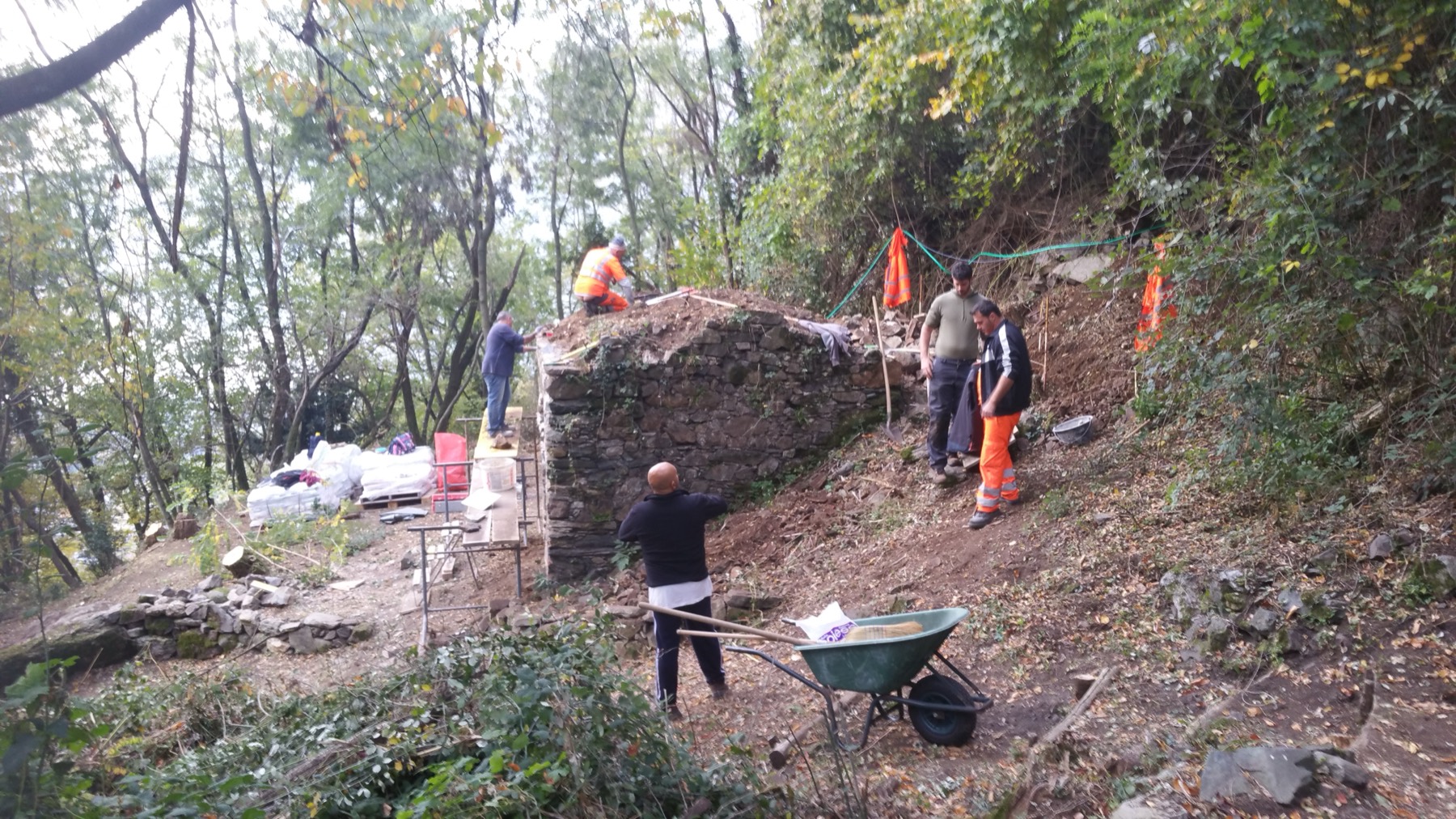 Volontari al lavoro sul pendio boscoso durante lo sterro e l'apertura del nuovo accesso alla cappella, ottobre 2017
