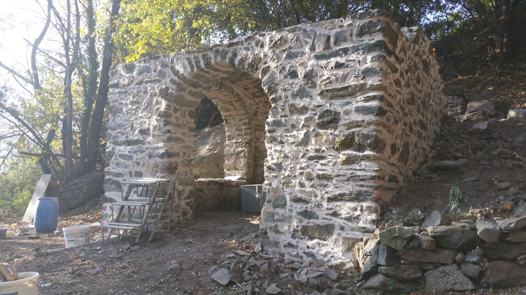 La struttura in pietra della cappella con l'arco d'ingresso ricostruito, durante i lavori del novembre 2017