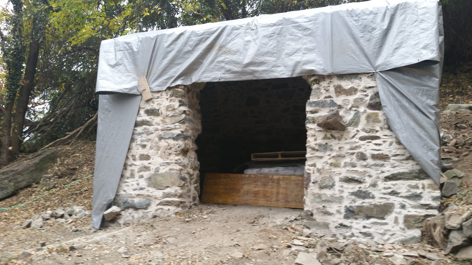 La cappella in restauro con la volta in tufo protetta da un telone teso sul tetto durante i lavori del novembre 2017