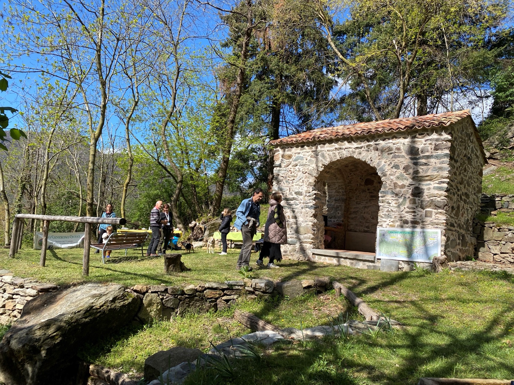 Abitanti e visitatori riuniti attorno alla cappella di San Rocco restaurata dalla Pro Generoso Ovest, in una giornata di primavera