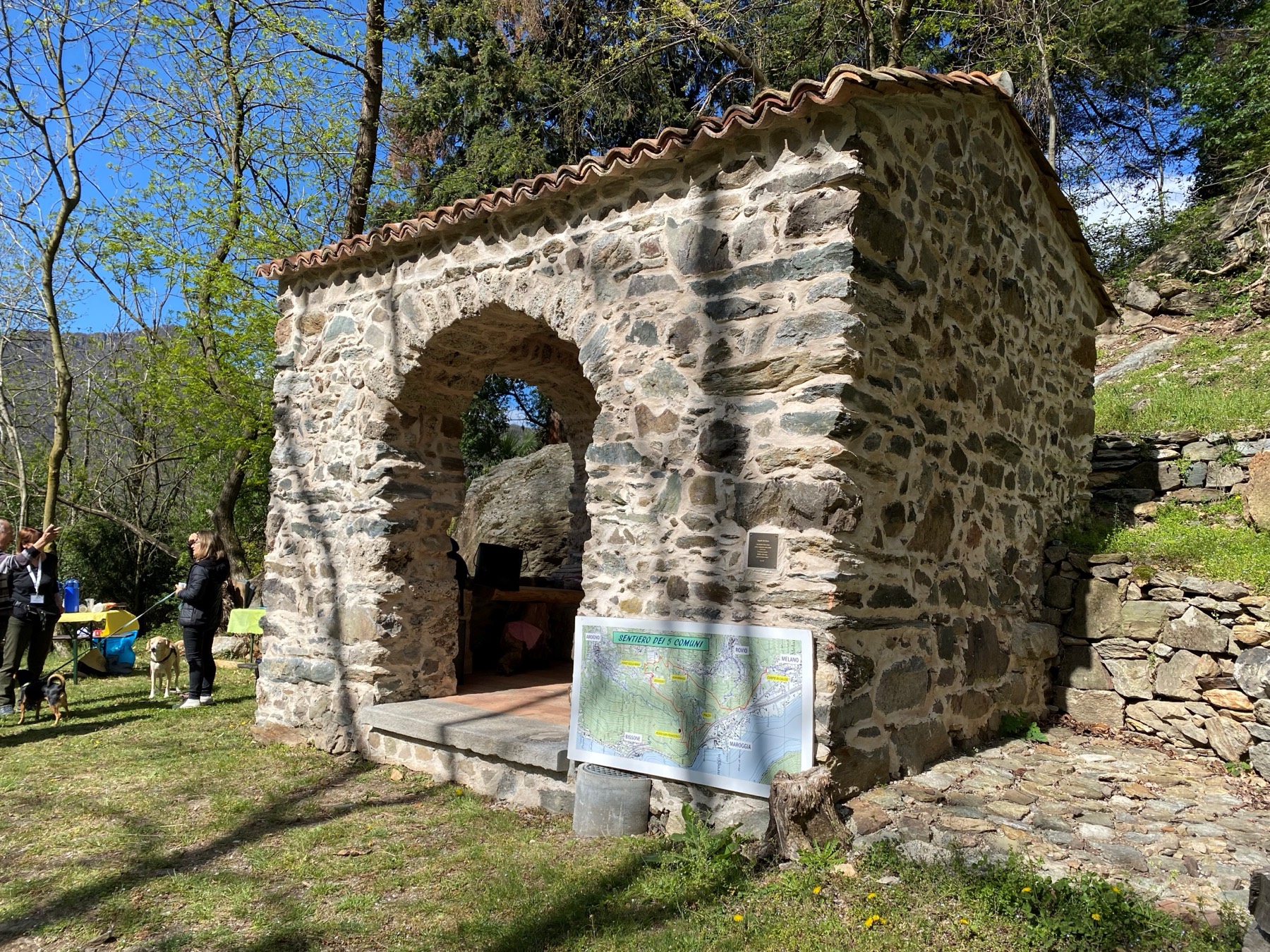 La cappella di San Rocco restaurata con il pannello informativo del Sentiero 5 Comuni e alcuni visitatori