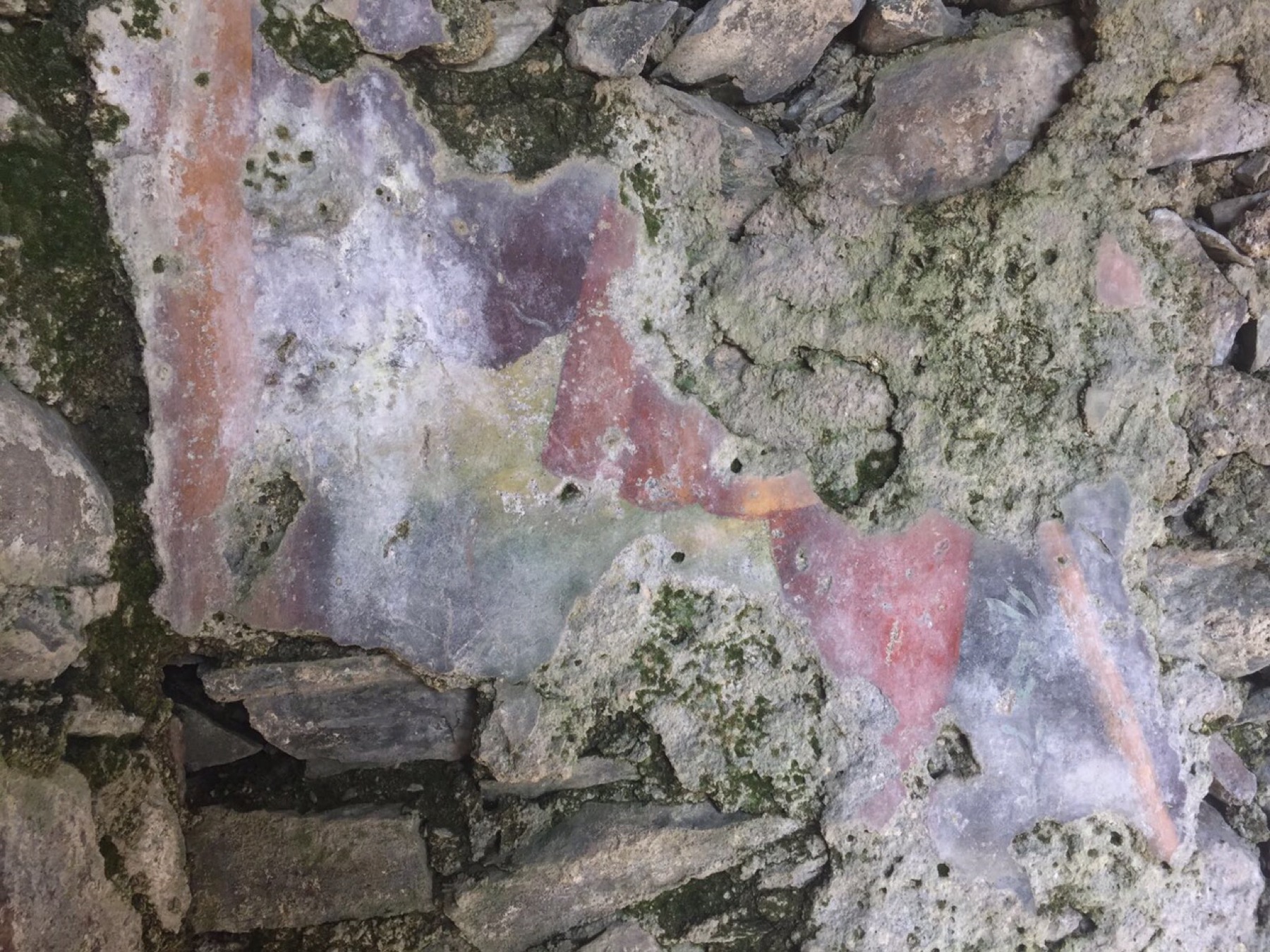 Tracce dell'affresco originale superstite su una parete interna della cappella, di cui resta una minima traccia di colore